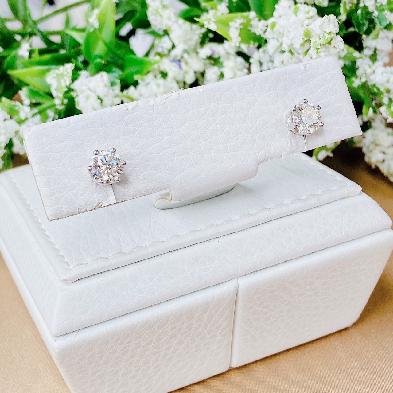 ต่างหูเพชรเม็ดเดี่ยวล้อมเพชรรอบทรงกลม เพชรกลาง เพชรเม็ดละ 75 ตัง ล้อมเพชรรอบ น้ำ98 คู่ใหญ่ น้ำสวย