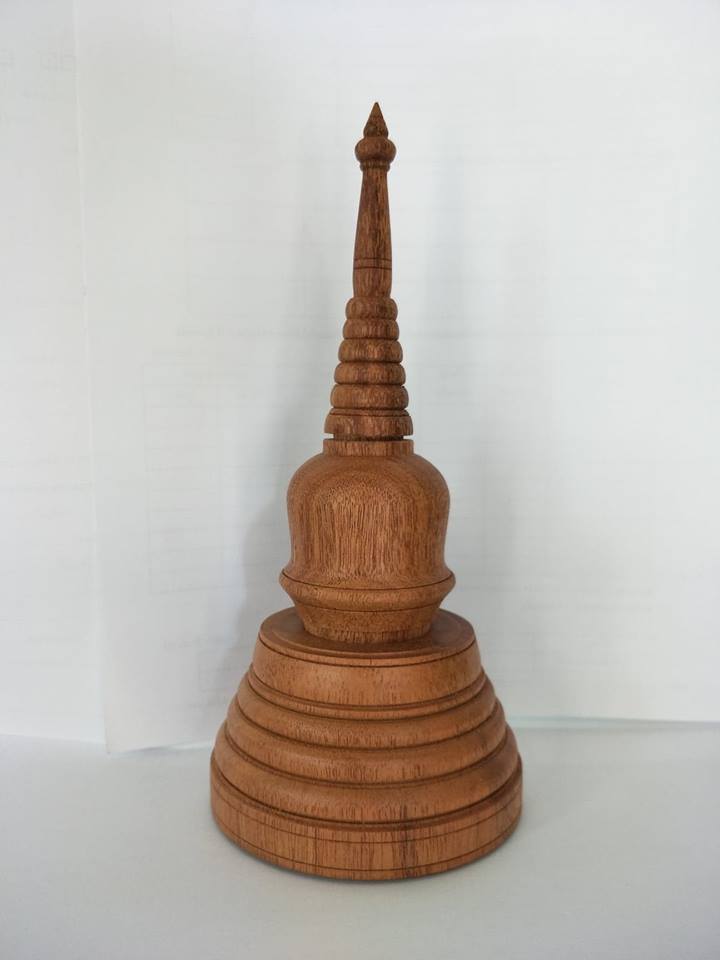 เจดีย์ไม้มะฮอกกานี ใส่พระธาตุ อบน้ำมันจันทน์หอม Pagoda Gardenia Ervatamia wood Mok wood casket for relics ขนาดสูง 8 นิ้ว