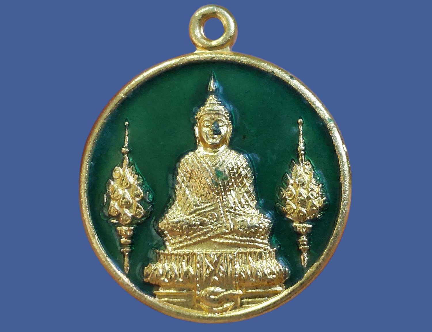 เหรียญพระแก้วมรกต วัดพระศรีรัตรศาสดาราม (วัดพระแก้ว) กรุงเทพมหานคร หลังสมเด็จพระพุทธยอดฟ้ามหาราช สมโภชน์กรุงรัตนโกสินทร์ 200 ปี 2525 พิธีใหญ่วัดพระแก้ว เนื้อทองแดงกะหลั่ยทองลงยา แบบพิมพ์ทรงฤดูหนาว