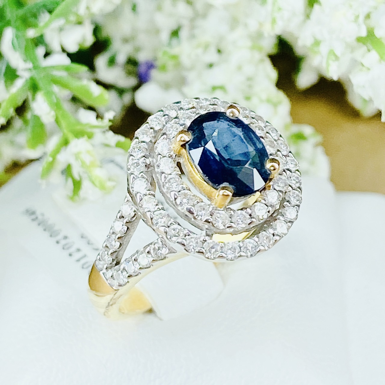 Natural Blue Sapphire พลอยไพลินสยาม สีน้ำเงิน สะอาด ไฟดี ไพลินสยามธรรมชาติ ล้อมเพชรรอบสองชั้น ประดับเพชรบ่าด้านข้าง ตัวเรือนทอง