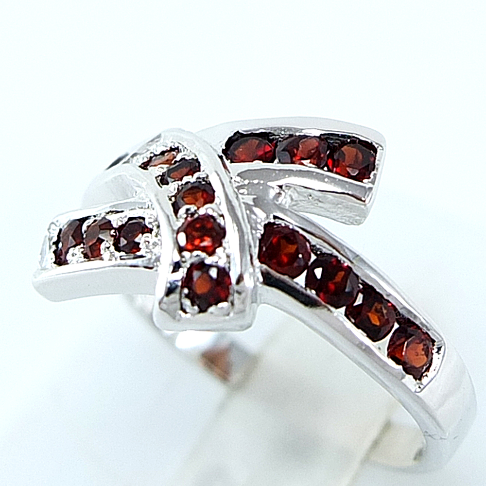 แหวนเงินแท้ราคาถูกชุบทองคำขาว พลอยแท้โกเมนเม็ดกลาง 0.66 กะรัต เม็ดข้าง 0.12 กะรัต งานประณีตสวยงาม สั่งผลิตค่ะ