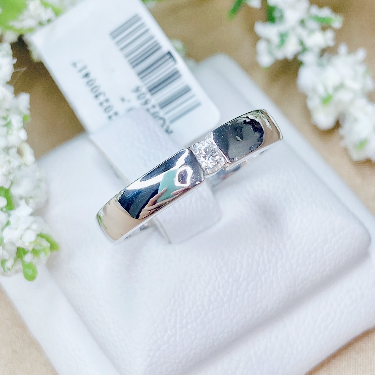 แหวนเพชรเม็ดเดี่ยวฝังยึดแบบหุ้ม Bazel Setting แบบนี้จะใส่ติดนิ้วทุกวันได้เลยค่ะ เพราะตัวเรือนแข็งแรง ใส่ลุยๆได้สบาย