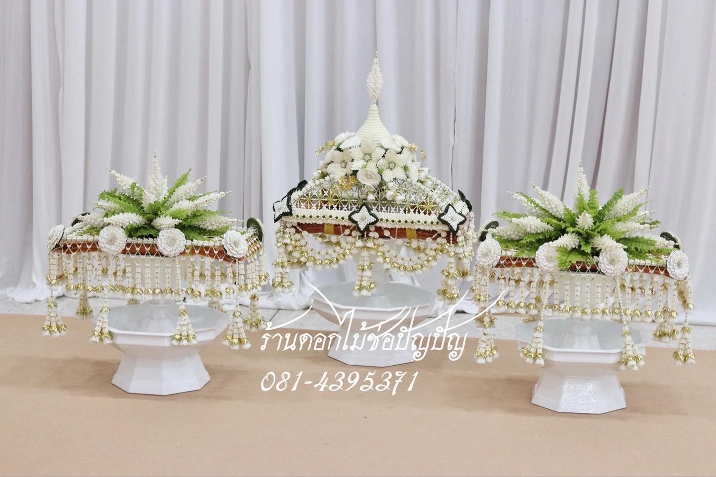 เครื่องบวชดอกไม้สดสีขาว