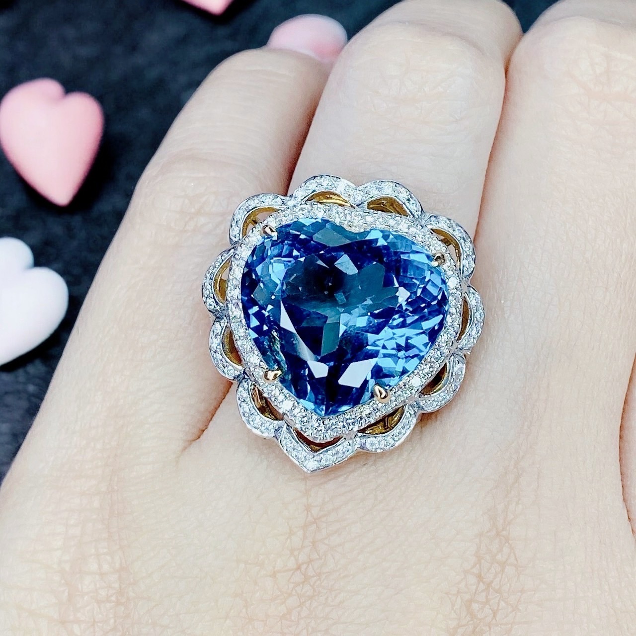 แหวนพลอยลอนดอนบลูรูปหัวใจ (Heart Shaped) ล้อมเพชรบริวาร สีพลอยสวยสด สีออกเป็น Bright Blue มากๆค่ะ เพชรมาเกือบกะรัต วงใหญ่เลยค่ะ