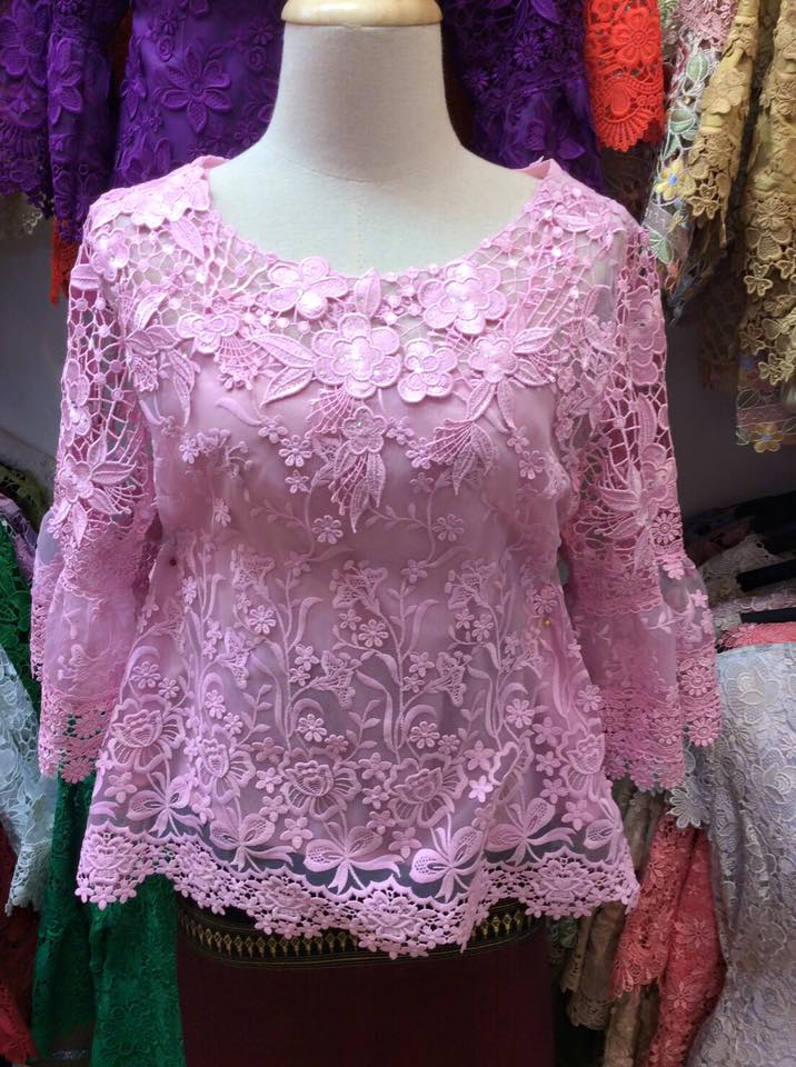เสื้อลูกไม้สีชมพ ปักเพชร