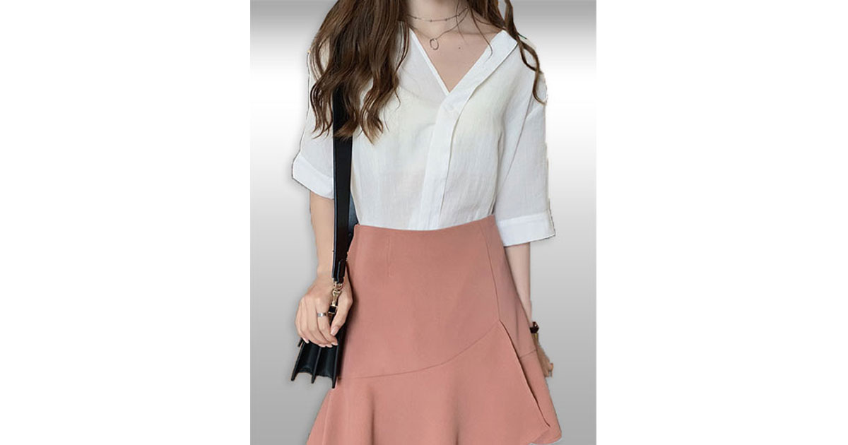 เสื้อแฟชั่นคอวีเฉียงแบบสวยหวาน มี 2 สี รหัส 2205