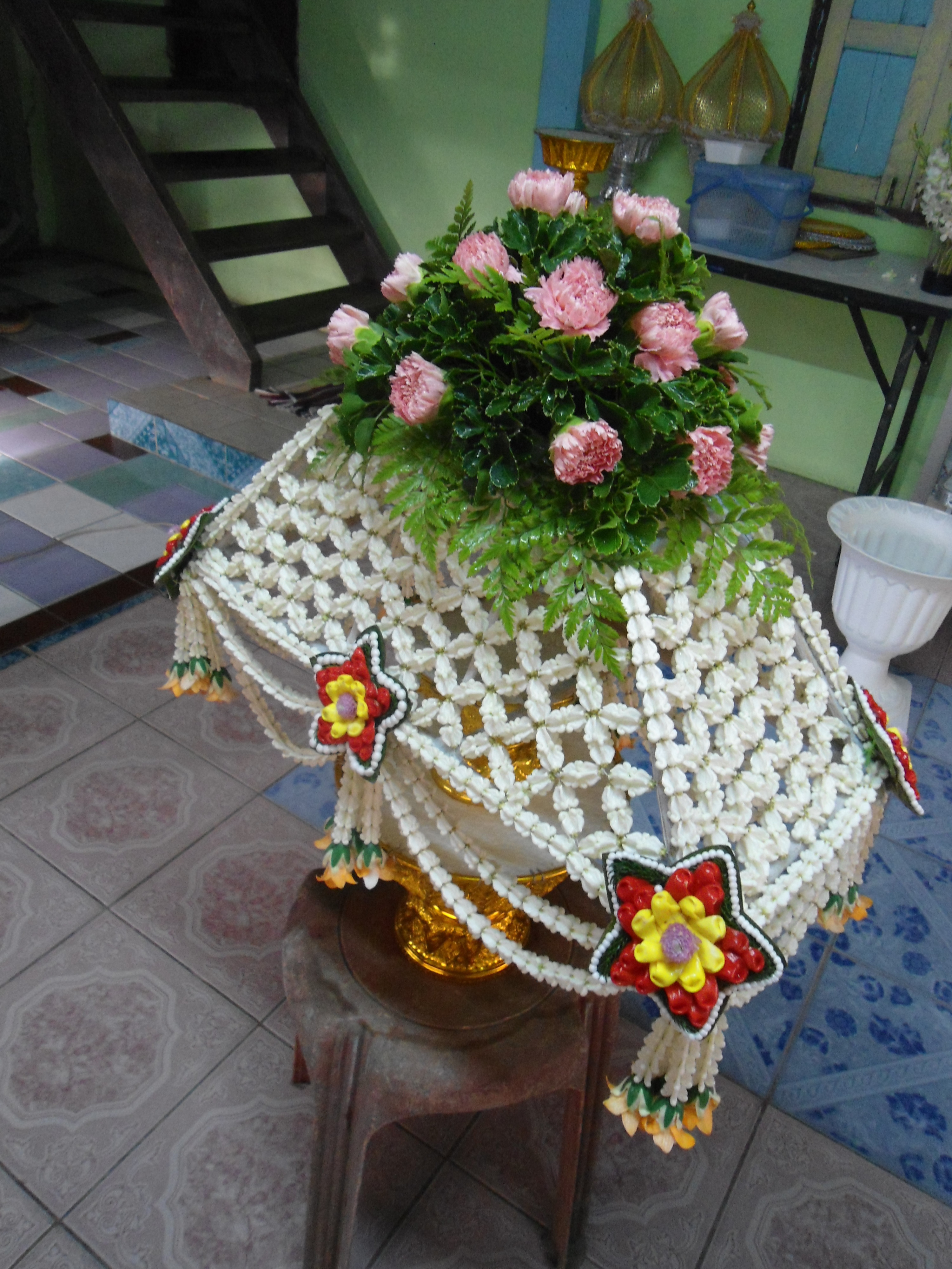 คลุมผ้าไตรดอกไม้สด ราคาเบาๆ (ส่งงาน วัดบ้านดาบ อ.นครหลวง จ.อยุธยา)