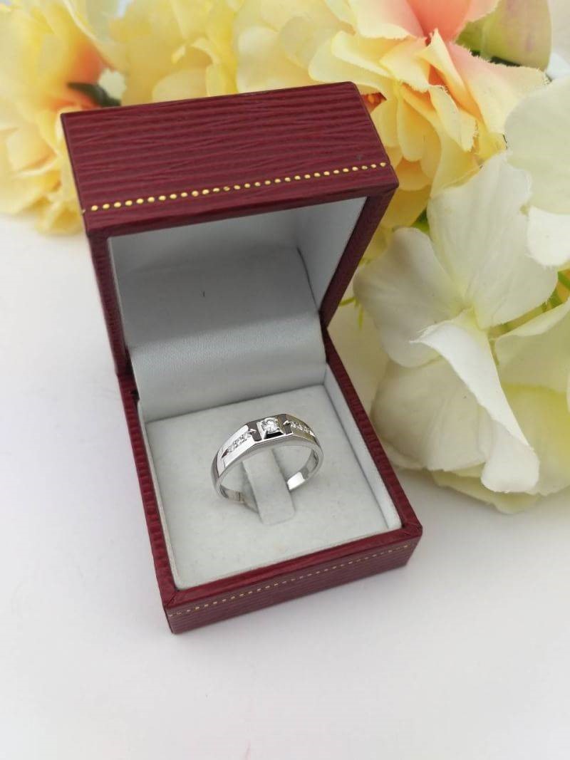 สั่งผลิตเพชรเบลเยี่ยมคัท แหวนแต่งงาน แหวนหมั้น ใส่เที่ยว ออกงาน แหวนทองขาว 18K เพชรแท้ 0.18 กะรัต 4.18 กรัม น้ำ 99 ราคาถูกมาก มีใบรับประกันค่ะ