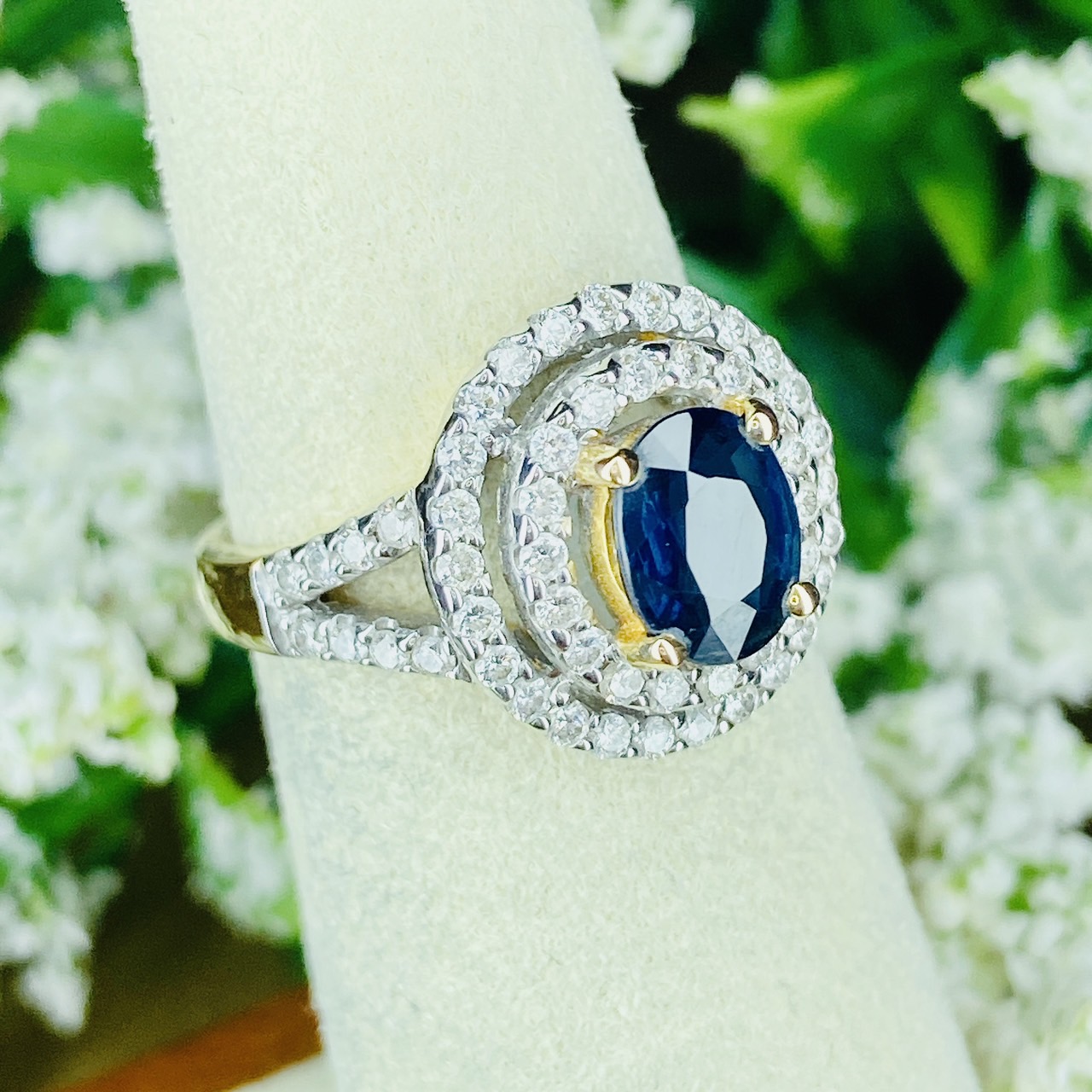 Natural Blue Sapphire พลอยไพลินสยาม สีน้ำเงิน สะอาด ไฟดี ไพลินสยามธรรมชาติ ล้อมเพชรรอบสองชั้น ประดับเพชรบ่าด้านข้าง ตัวเรือนทอง