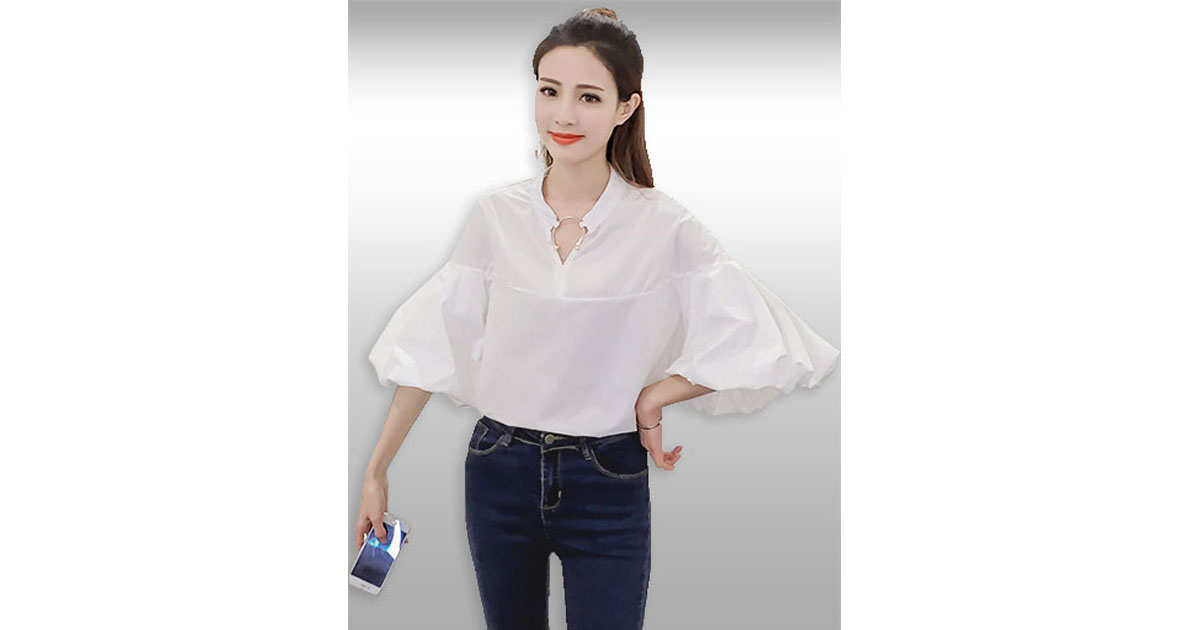 เสื้อแฟชั่นคอวี แขนดีไซน์พองๆ ใส่ห่วงคอเสื้อสุดเก๋ รหัส 1595-สีขาว
