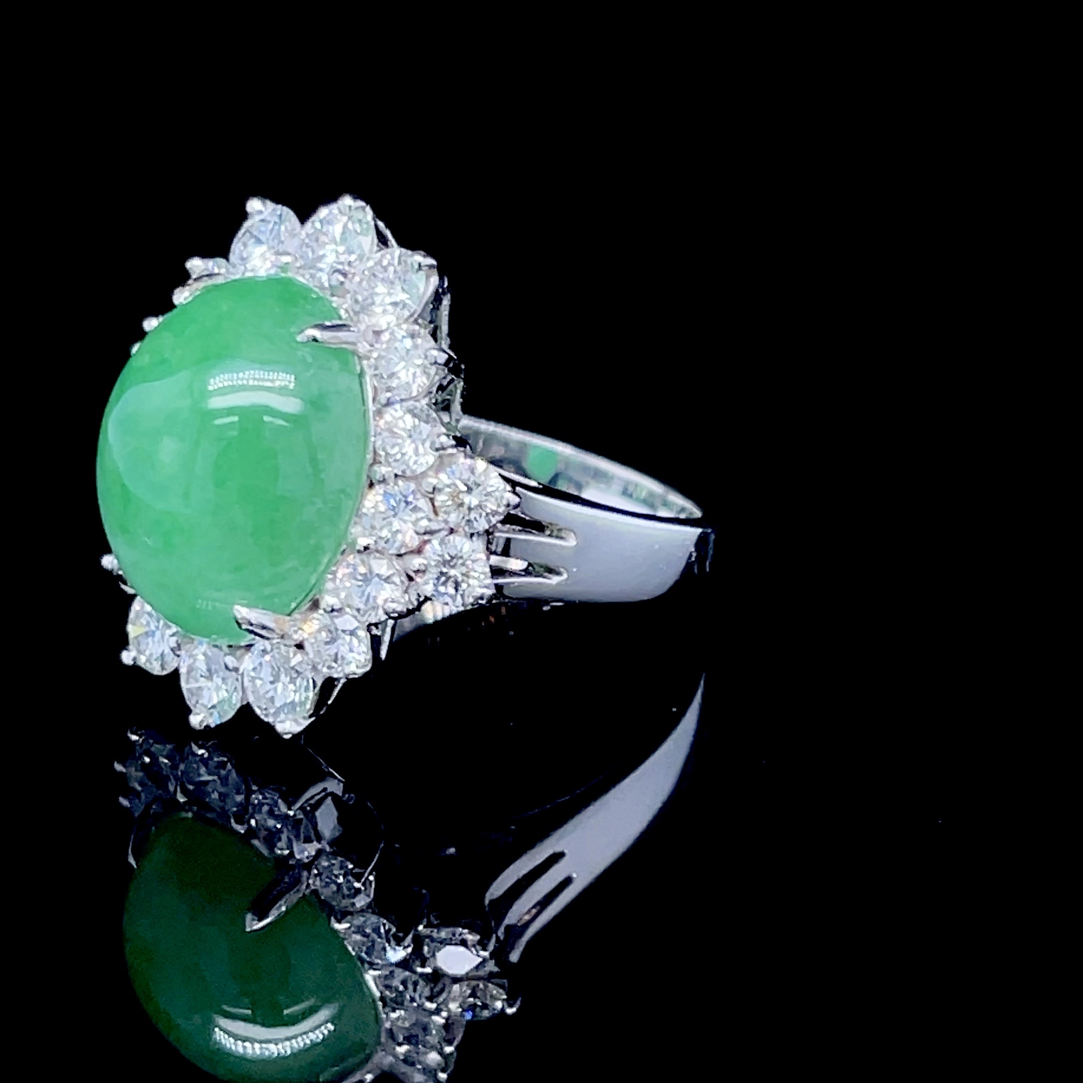 แหวนหยกพม่าธรรมชาติ (หลังเบี้ย) Natural Burmese Jade Ring หยกพม่าสีเขียวเม็ดนี้ เป็นหยก Type A มาจากประเทศพม่า เป็นทรงหลังเบี้ย เนื้อแก้ว สีเขียวกรีนแอปเปิ้ล เกรดท๊อปพรีเมี่ยม มีใบเซอร์รับประกันจากสถาบัน