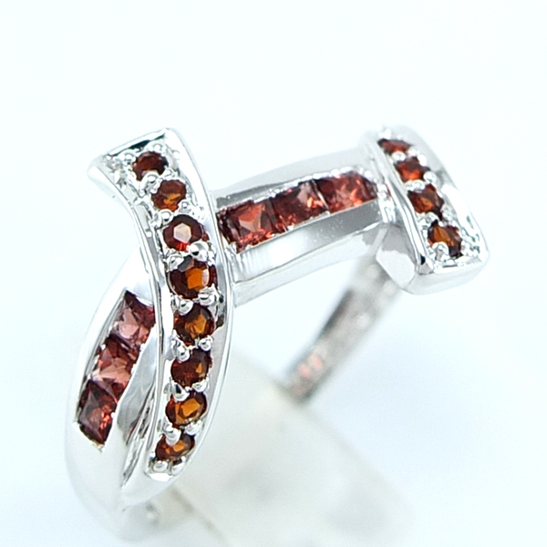 แหวนเงินแท้ราคาถูกชุบทองคำขาว พลอยแท้โกเมนเม็ดกลาง 0.675 กะรัต เม็ดข้าง 0.13 กะรัต งานประณีตสวยงาม สั่งผลิตค่ะ