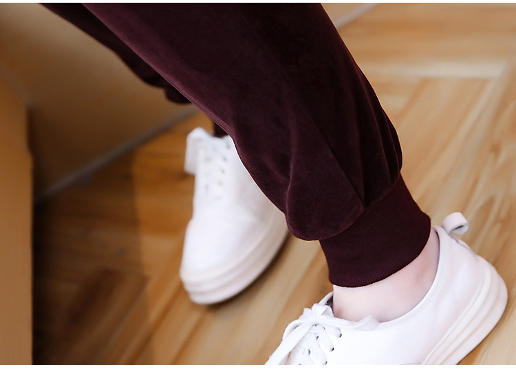 ชุดเซตกันหนาว เสื่้อ+กางเกงผ้ากำมะหยี่ รอบอกใส่ได้ตั้งแต่ 44-52 หน้าผ้า 52 นิ้วค่ะ กางเกงรอบเอว 34-46 สะโพก 44-54 นิ้วค่ะ ผ้าดี งานสวย คุ้มราคามากค่ะ