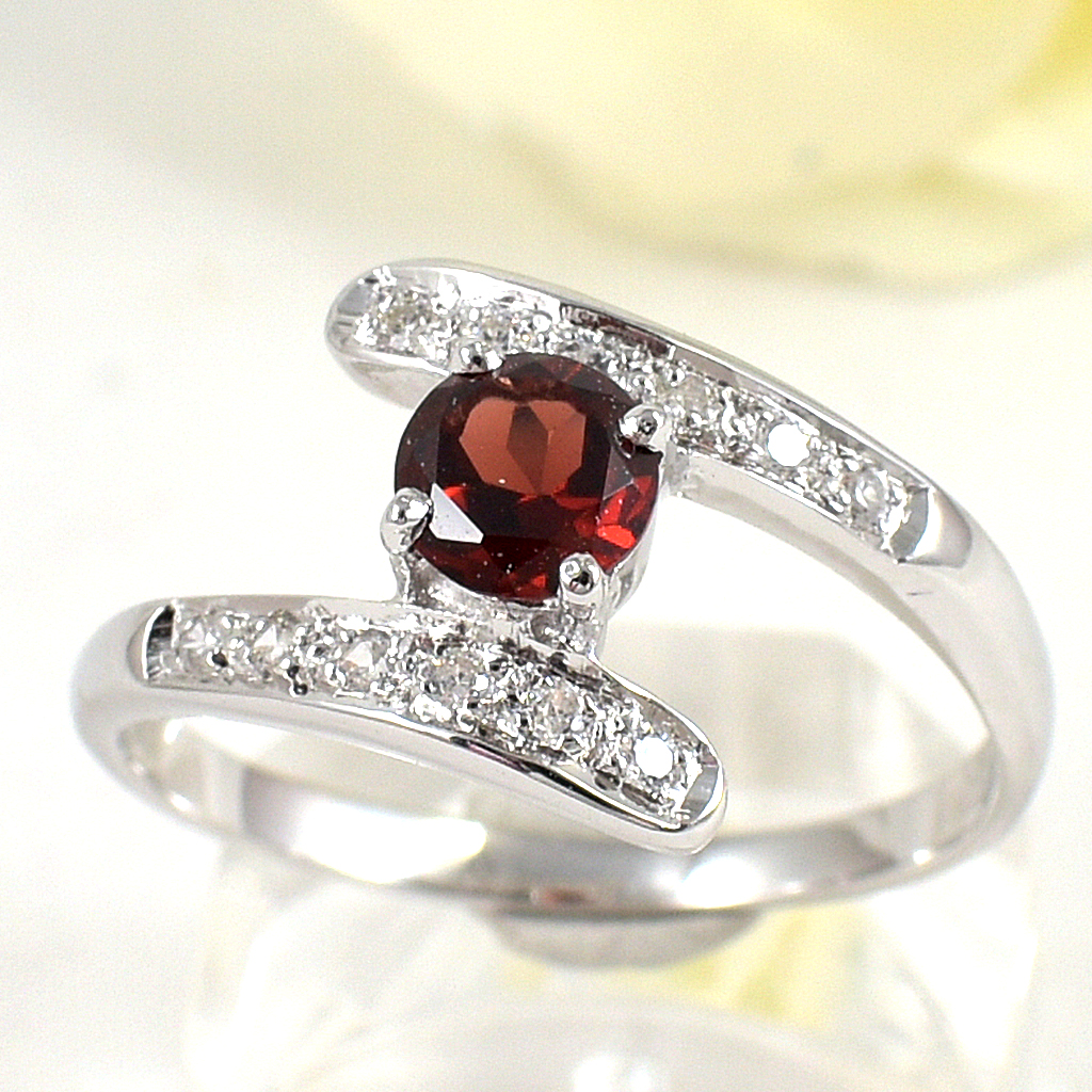 แหวนเงินแท้ราคาถูกชุบทองคำขาว พลอยแท้โกเมน 0.65 กะรัต เพชรCZ 0.12 กะรัต งานประณีตสวยงาม สั่งผลิตค่ะ