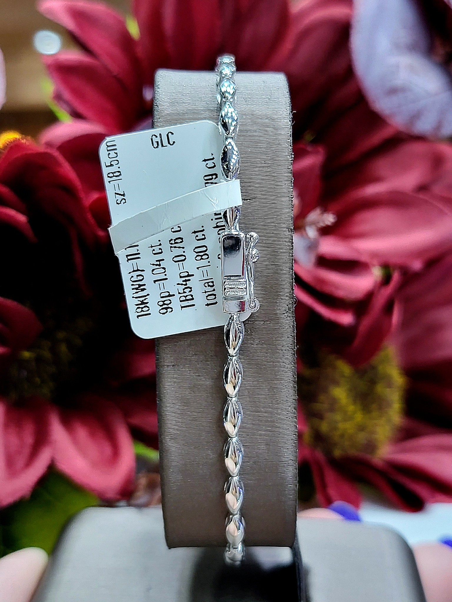 พร้อมส่งและสั่งผลิตสร้อยข้อมือทองเพชรเบลเยี่ยมแท้ขาวสวยไฟดี ดีไซน์หรูหรามีเสน่ห์ ใส่ได้ทุกโอกาสสุดคุ้มค่ะ พลอยบษราคัมบางกะจะ(พลอยสยาม) เจียรไนเหลี่ยมEmeraldสีสวยใส แต่งงาน หมั้น ใส่เที่ยว ออกงาน ทองคำ 18K เพชรแท้ 1.80 กะรัต 152 เม็ด ราคาถูกมาก ส่งฟรี