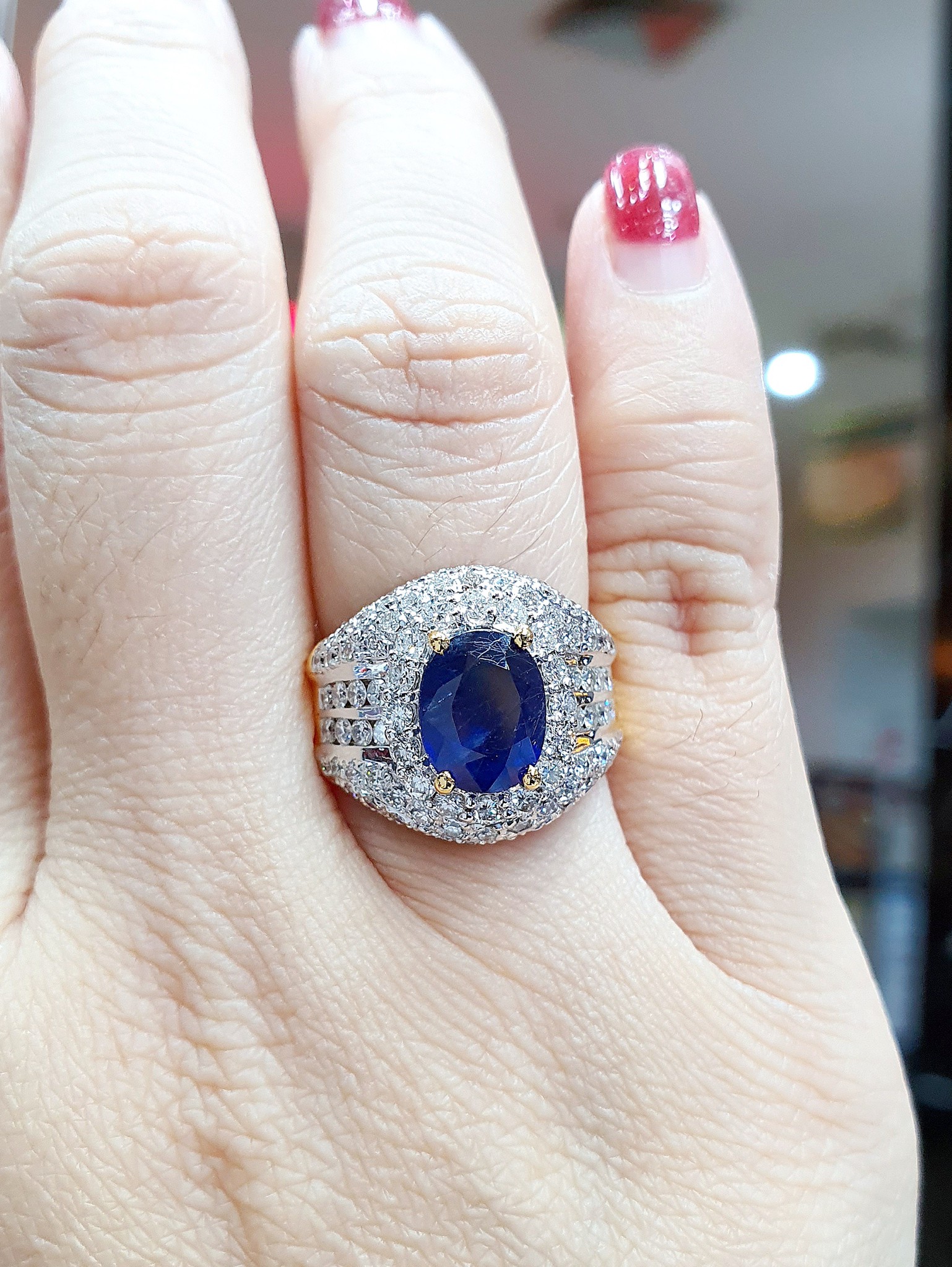 พร้อมส่งและสั่งผลิตแหวนเพชรแท้ พลอยไพลินอัฟริกาเจียล้อมเพชรเบลเยี่ยมด้านหน้าและด้านข้างสวยเต็มโดดเด่น เหมาะทั้งสุภาพบุรุษและสตรี แหวนแต่งงาน แหวนหมั้น ใส่เที่ยว ออกงาน แหวนทองคำ 18K เพชรแท้ 1.50 กะรัต 98 เม็ด ราคาถูกมาก ส่งฟรี