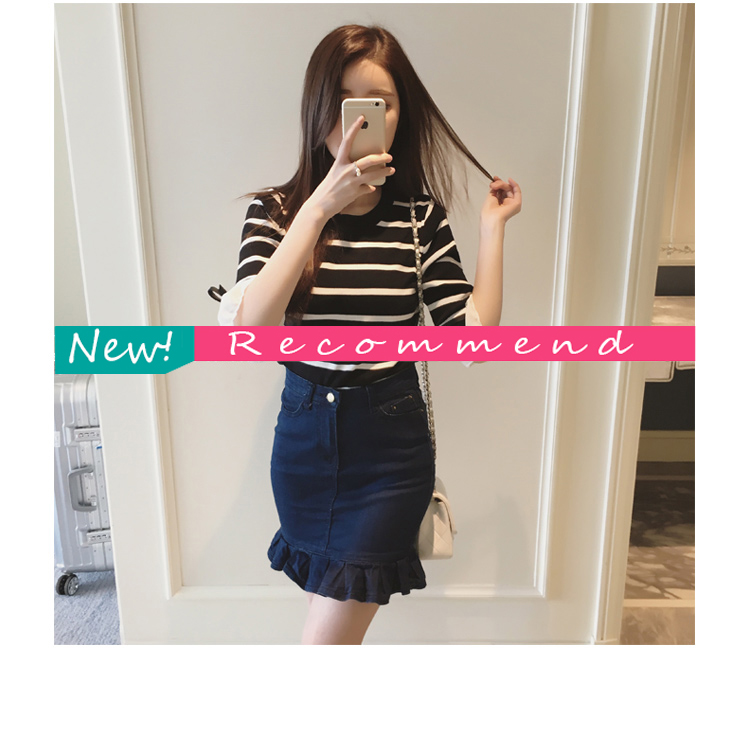 เสื้อยืดแฟชั่นลายริ้วขาวดำ คอกลม แขนสามส่วน ดีเทลแต่งโบว์ที่ปลายแขน ใส่เที่ยว หรือลำลอง สวยหวานน่ารักสไตล์เกาหลี