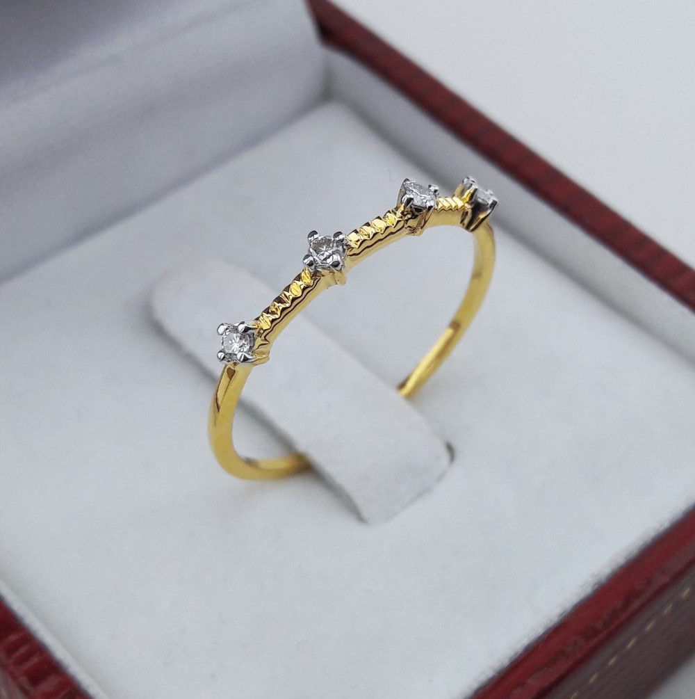 สั่งผลิตเพชรเบลเยี่ยมคัท แหวนแต่งงาน แหวนหมั้น ใส่เที่ยว ออกงาน แหวนทองคำ 18K เพชรแท้ 0.08 กะรัต 1.06 กรัม น้ำ 99 ราคาถูกมาก มีใบรับประกันค่ะ
