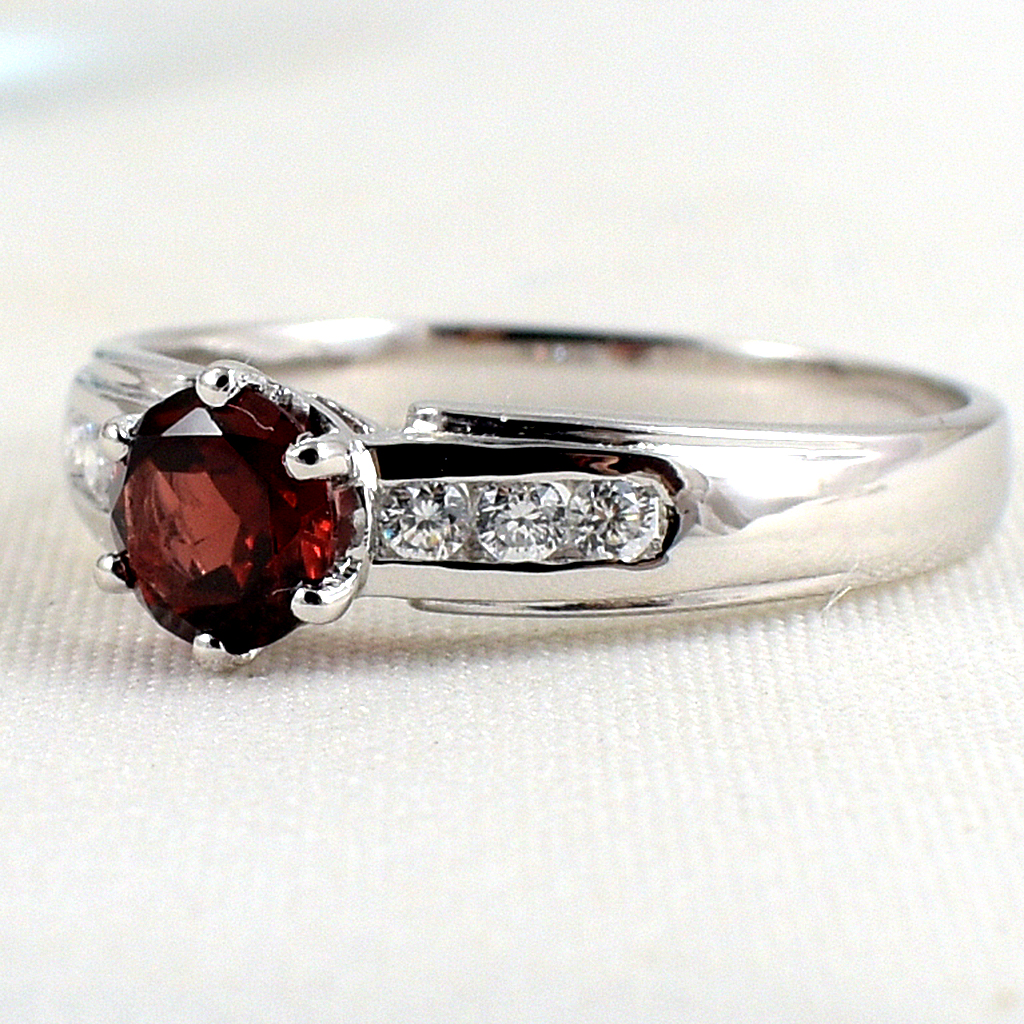 แหวนเงินแท้ราคาถูกชุบทองคำขาว พลอยแท้โกเมน 0.65 กะรัต เพชรCZ 0.15 กะรัต งานประณีตสวยงาม สั่งผลิตค่ะ