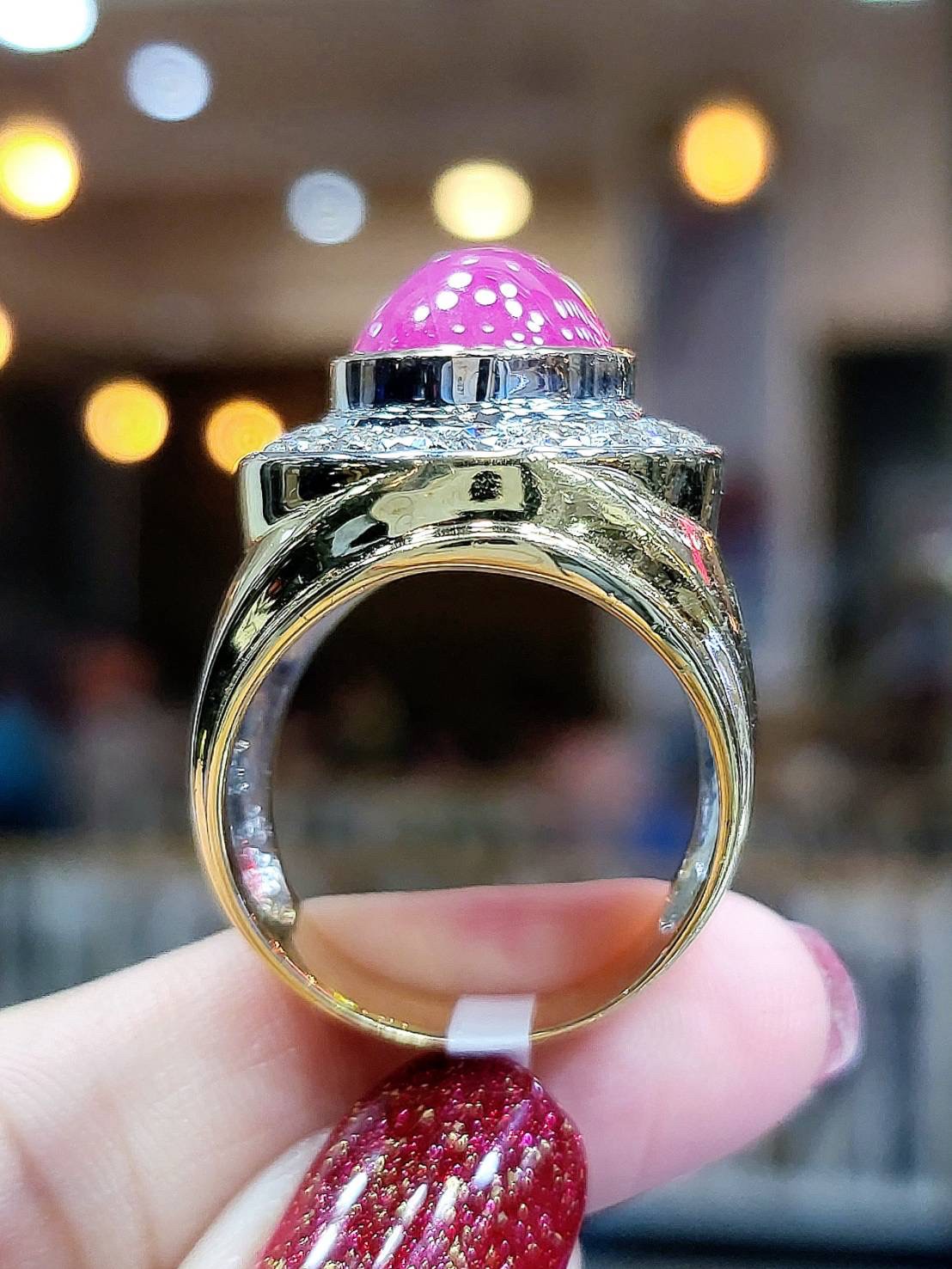 พร้อมส่งและสั่งผลิตแหวนเพชรแท้ พลอยทับทิมพม่าหลังเบี้ยสีสวยเนียนเม็ดใหญ่โดดเด่น ล้อมเพชรเบลเยี่ยมคัทขาววิ้งไฟดีระยิบระยับเจิดจรัส แหวนแต่งงาน แหวนหมั้น ใส่เที่ยว ออกงาน แหวนทองคำ 18K เพชรแท้ 1.34 กะรัต 50 เม็ด ราคาถูกมาก ส่งฟรี