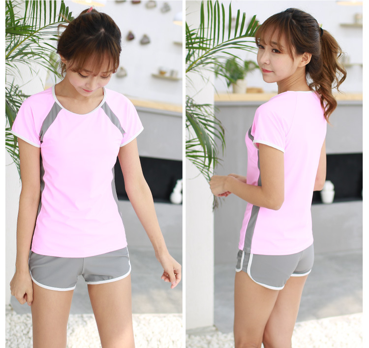 .ชุดว่ายน้ำแนวสปอร์ต เสื้อ+กางเกง รอบอก 32-38 รอบเอว 28-32 สะโพก 38-44 นิ้วค่ะ กางเกงยาว11 นิ้วค่ะ เนื้อผ้าดี งานสวยค่ะ