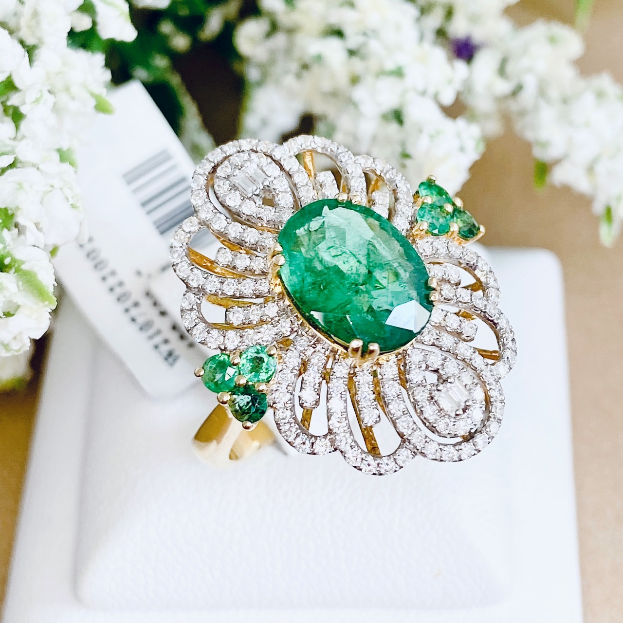 หวนพลอยมรกตแซมเบียสีเขียว Green ล้อมเพชรบริวารโดยรอบแบบวินเทจ ประดับบ่าด้วยแซมเบียชั้นสุดท้าย *** พร้อมเซอร์จาก IGA รับรอง