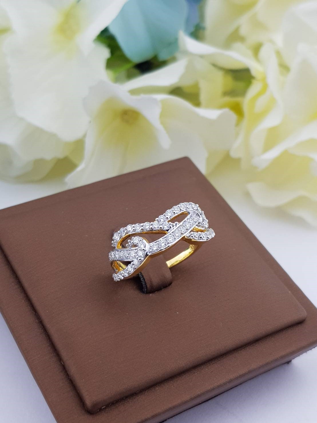 สั่งผลิตเพชรเบลเยี่ยมคัท แหวนแต่งงาน แหวนหมั้น ใส่เที่ยว ออกงาน แหวนทองคำ 18K เพชรแท้ 0.91 กะรัต 4.51 กรัม น้ำ 99 ราคาถูกมาก มีใบรับประกันค่ะ