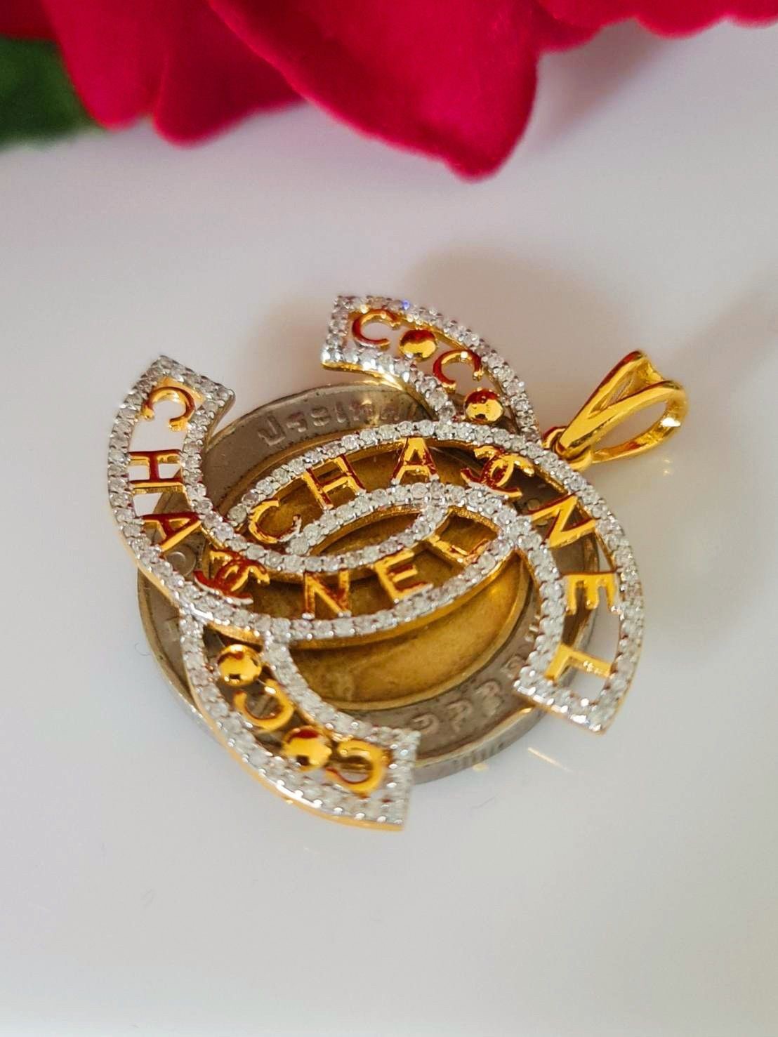 พร้อมส่งและสั่งผลิตจี้เพชร จี้CCใหญ่อลังการ นิยมใส่กับสร้อยโชคเกอร์ ใส่เที่ยว ออกงาน ทองคำ 9K เพชรกุหลาบแท้ 0.60 กะรัต ไม่รวมสร้อย ราคาถูกมาก ส่งฟรี