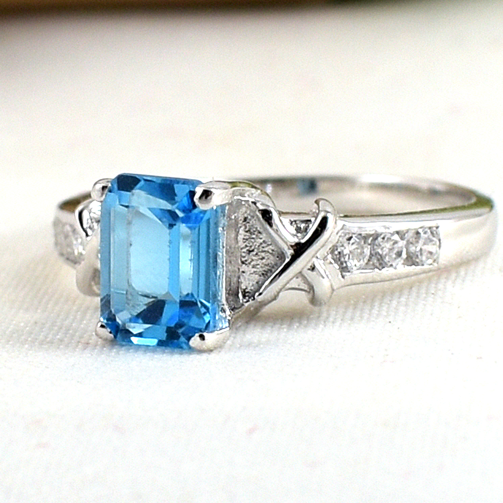 แหวนเงินแท้ราคาถูกชุบทองคำขาว สวิสบลูโทปาซแท้ 1.25 กะรัต เพชรCZ 0.18 กะรัต งานประณีตสวยงาม สั่งผลิตค่ะ