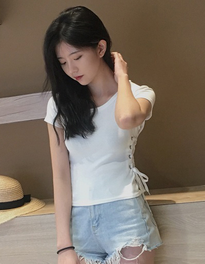 เสื้อครอปแฟชั่นคอกลมแต่งเก๋ช่วงข้างลำตัวใส่เชือกรอยห่วงสวยเก๋สไตล์เกาหลี รหัส 1673-สีขาว