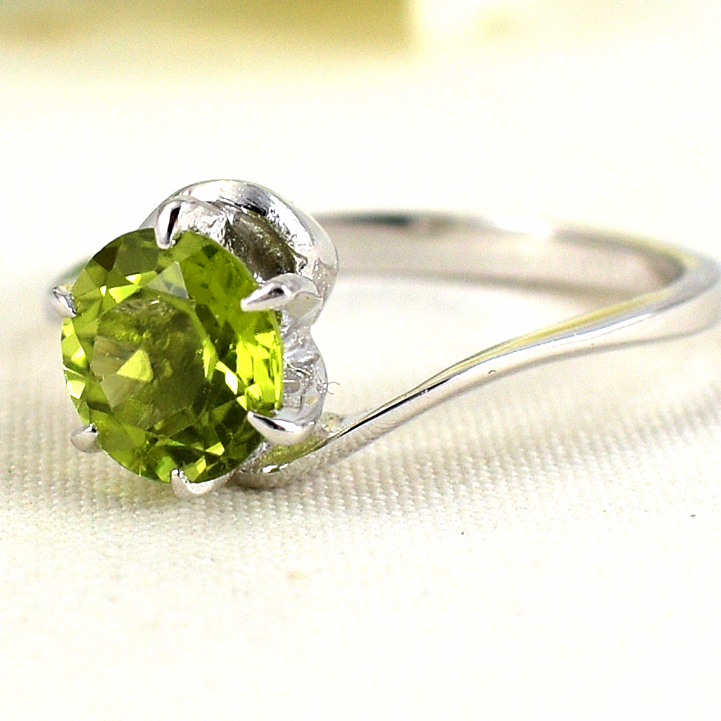 แหวนเงินแท้ราคาถูกชุบทองคำขาว เพอริดอทแท้ 1.50 กะรัต งานประณีตสวยงาม สั่งผลิตค่ะ