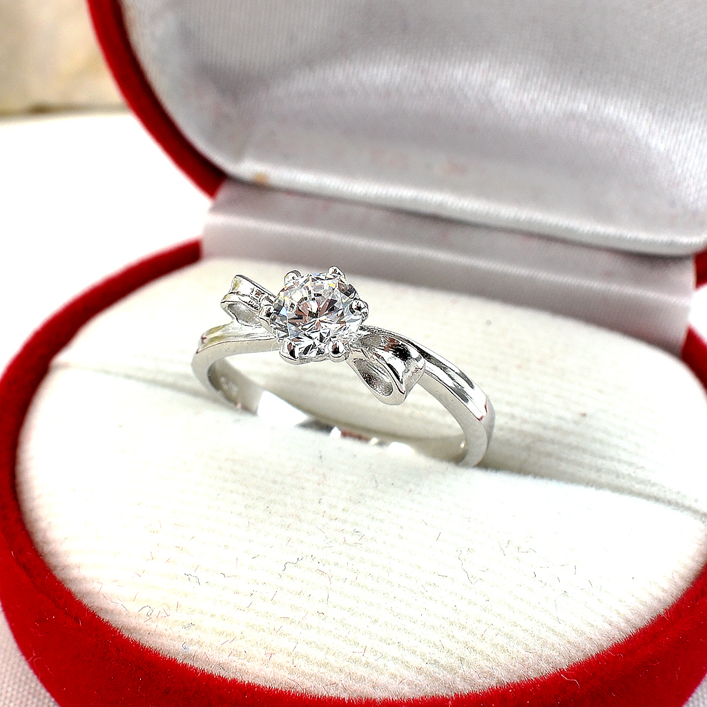 แหวนเงินแท้ราคาถูกชุบทองคำขาว เพชรCZแท้ 0.65 กะรัต งานประณีตสวยงาม สั่งผลิตค่ะ