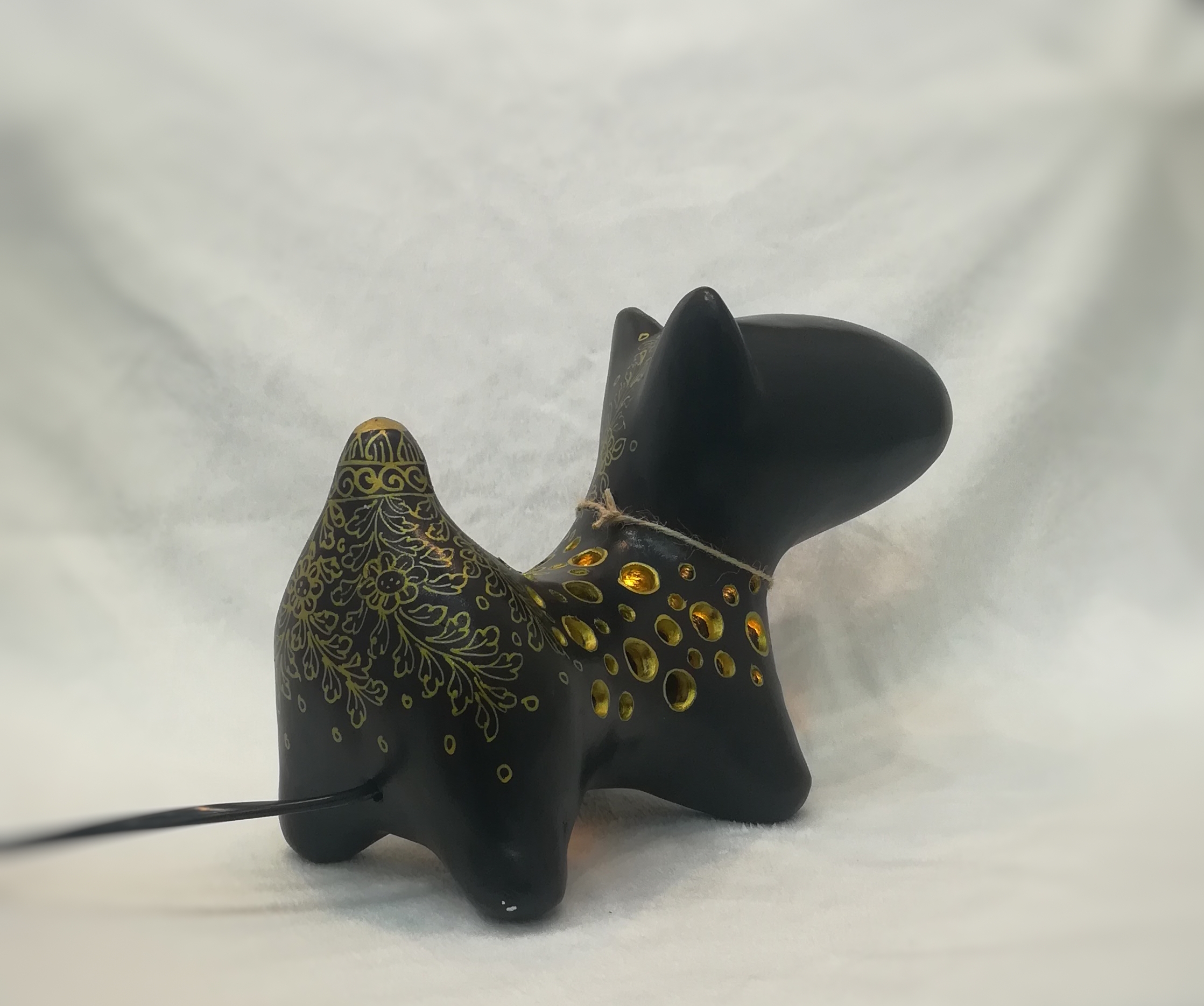 โคมไฟตั้งโต๊ะน้องหมาดำลายทอง สำเนา