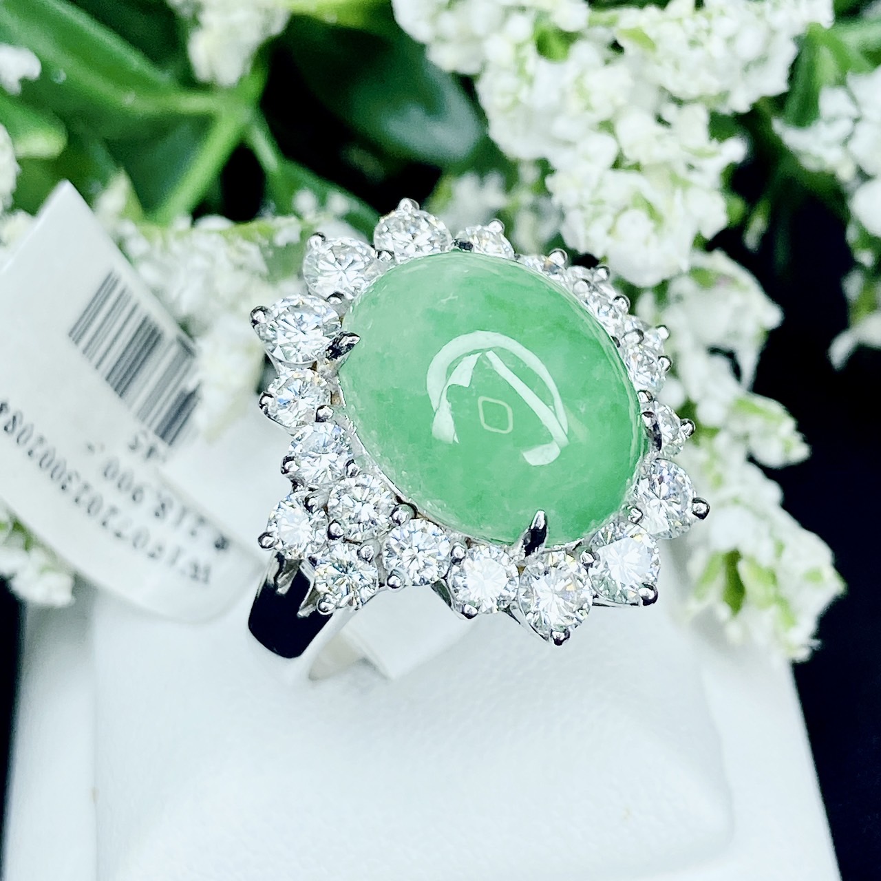 แหวนหยกพม่าธรรมชาติ (หลังเบี้ย) Natural Burmese Jade Ring หยกพม่าสีเขียวเม็ดนี้ เป็นหยก Type A มาจากประเทศพม่า เป็นทรงหลังเบี้ย เนื้อแก้ว สีเขียวกรีนแอปเปิ้ล เกรดท๊อปพรีเมี่ยม มีใบเซอร์รับประกันจากสถาบัน