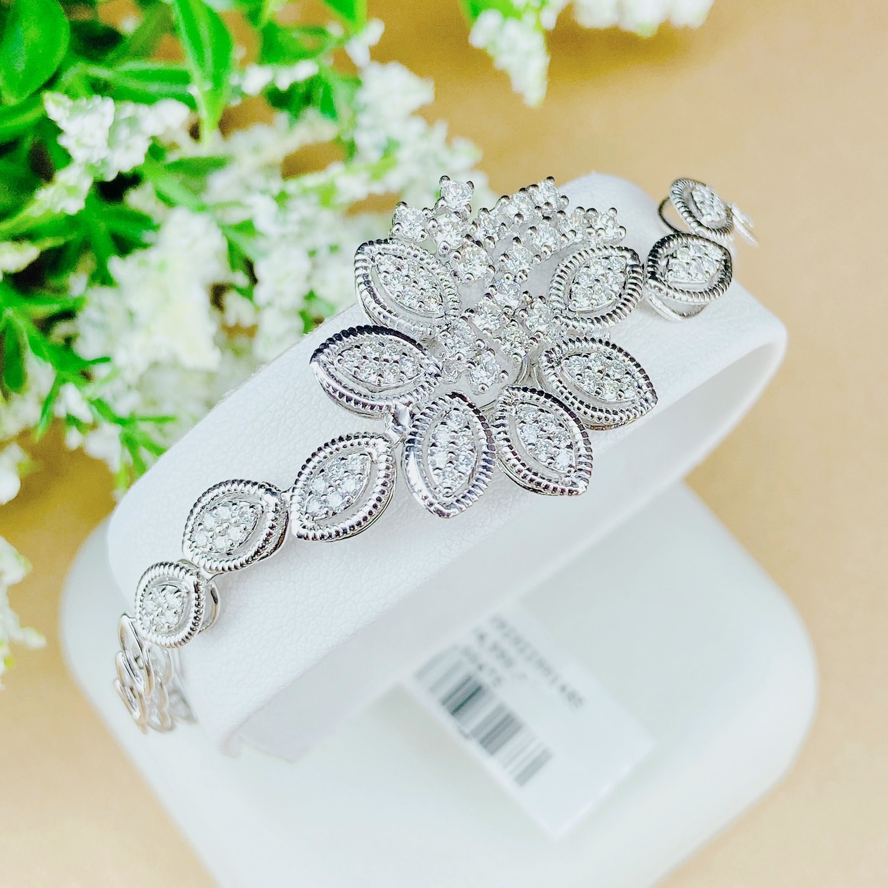 สร้อยข้อมือเพชรดีไซน์สวย เล่นลายด้วยการขึ้นขอบ จะเห็นแบบนี้ในงานทิฟฟานีเป็นส่วนใหญ่เลยค่ะ