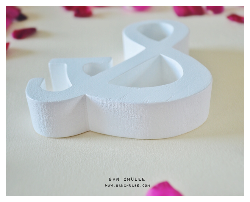 White - สัญลักษณ์ & (Ampersand) ตั้งโต๊ะ งานไม้สัก โทนสีขาว