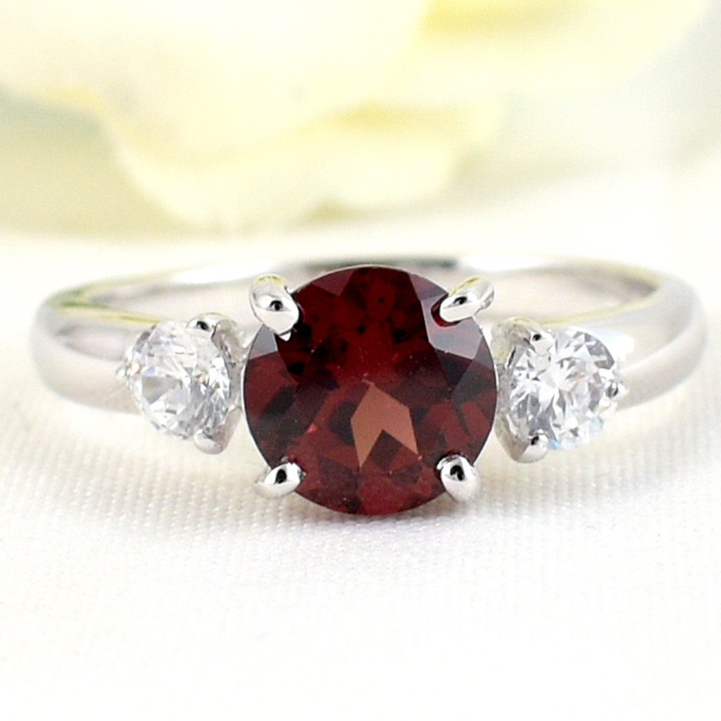 แหวนเงินแท้ราคาถูกชุบทองคำขาว พลอยแท้โกเมน 1.60 กะรัต เพชรCZ 0.32 กะรัต งานประณีตสวยงาม สั่งผลิตค่ะ