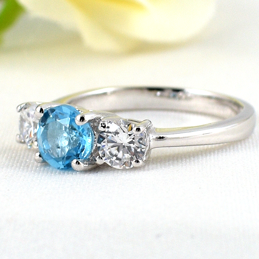 แหวนเงินแท้ราคาถูกชุบทองคำขาว สวิสบลูโทปาซแท้ 0.76 กะรัต เพชรCZ 0.50 กะรัต งานประณีตสวยงาม สั่งผลิตค่ะ