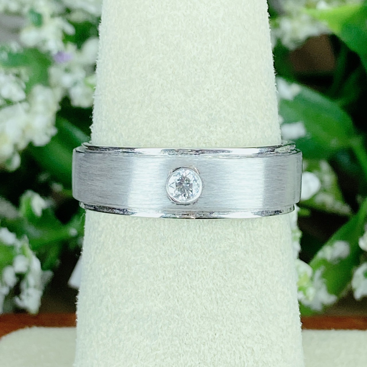 แหวนเพชรเม็ดเดี่ยวแบบหุ้ม Bazel Setting ตัวเรือน White Gold ทำซาติน Satin ตัดขอบเงาบน-ล่าง เพิ่มลูกเล่น งานตัวเรือนนอก