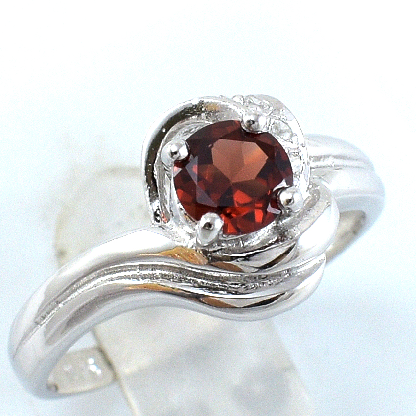 แหวนเงินแท้ราคาถูกชุบทองคำขาว พลอยแท้โกเมน 0.61 กะรัต เพชรCZ 0.034 กะรัต งานประณีตสวยงาม สั่งผลิตค่ะ