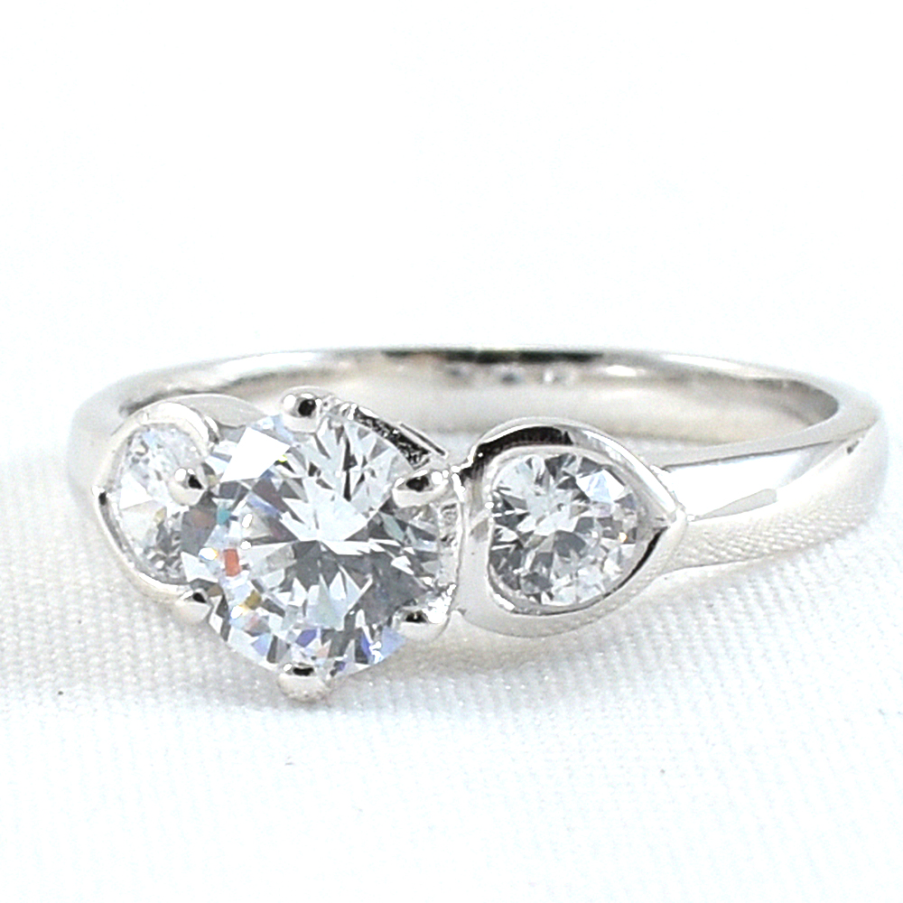 แหวนเงินแท้ราคาถูกชุบทองคำขาว เพชรCZเม็ดกลาง 0.80 กะรัต เพชรCZเม็ดข้าง 0.34 กะรัต งานประณีตสวยงาม สั่งผลิตค่ะ