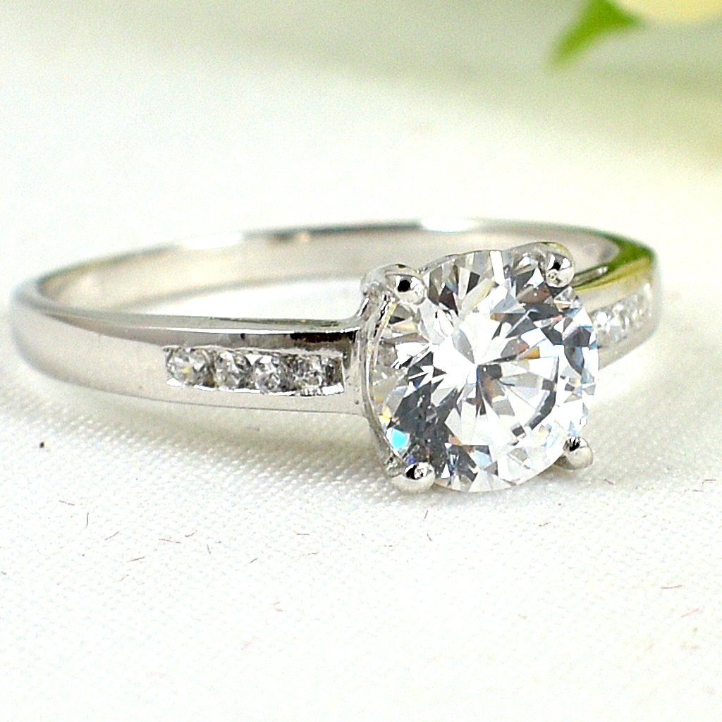 แหวนเงินแท้ราคาถูกชุบทองคำขาว เพชรCZเม็ดกลาง 1.25 กะรัต เพชรCZเม็ดข้าง 0.08 กะรัต งานประณีตสวยงาม สั่งผลิตค่ะ