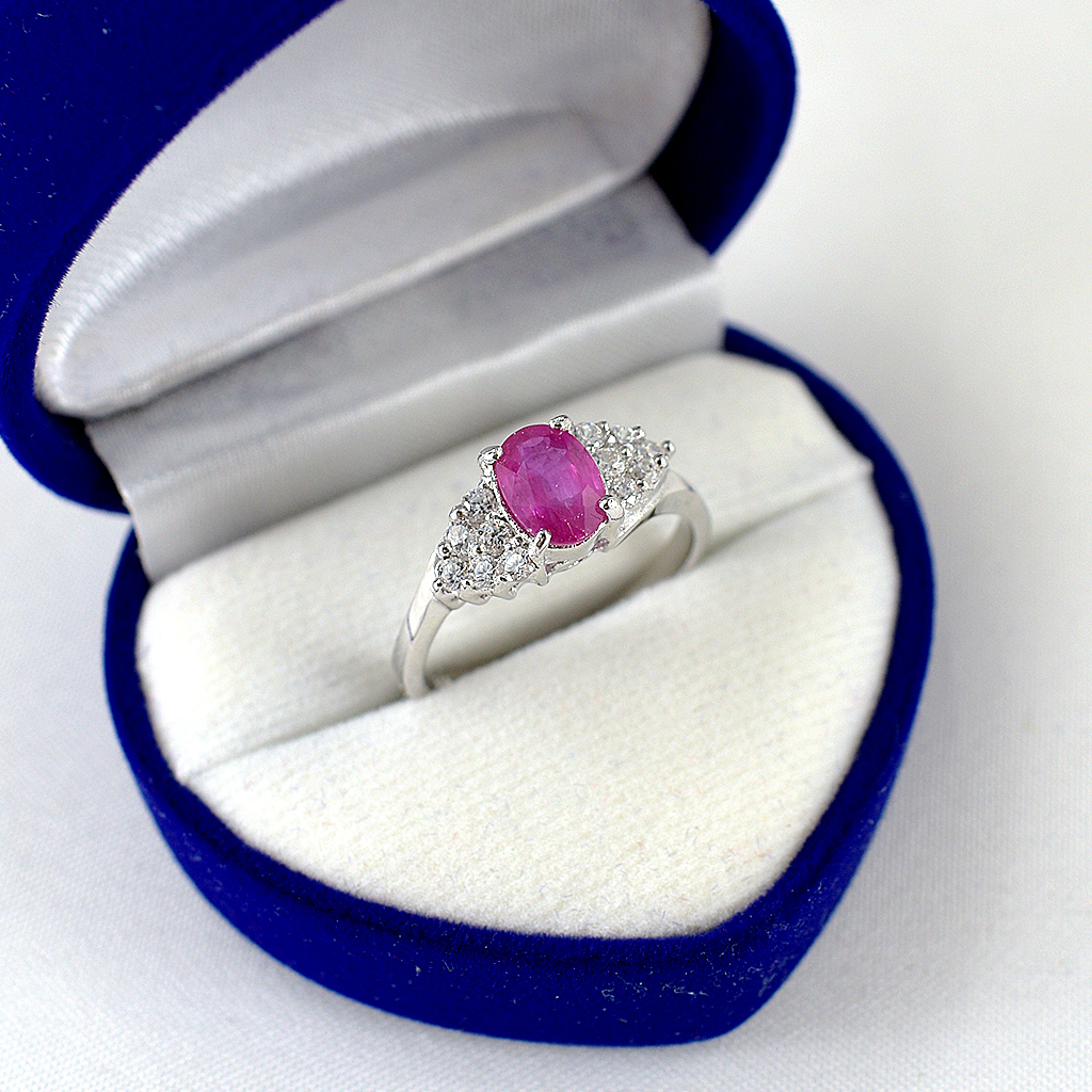 แหวนเงินแท้ราคาถูกชุบทองคำขาว ทับทิมแท้ 0.95 กะรัต เพชรCZ 0.30 กะรัต งานประณีตสวยงาม สั่งผลิตค่ะ