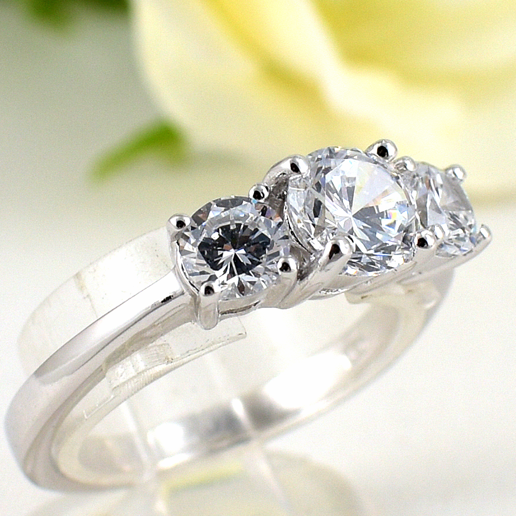 แหวนเงินแท้ราคาถูกชุบทองคำขาว เพชรCZเม็ดกลาง 0.80 กะรัต เพชรCZเม็ดข้าง 0.50 กะรัต งานประณีตสวยงาม สั่งผลิตค่ะ