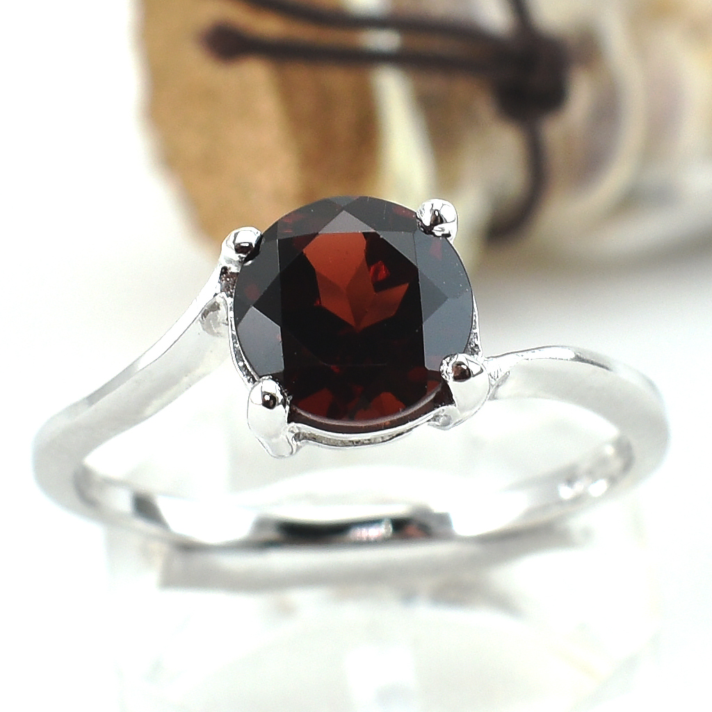 แหวนเงินแท้ราคาถูกชุบทองคำขาว โกเมนแท้ 1.65 กะรัต งานประณีตสวยงาม สั่งผลิตค่ะ