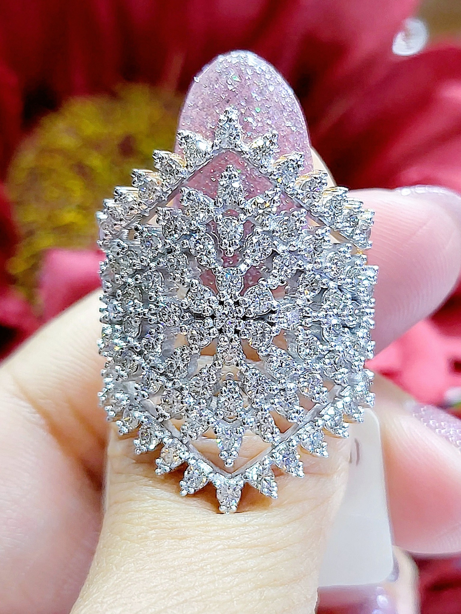 พร้อมส่งและสั่งผลิตแหวนเพชรแท้หน้ากว้างทรงมาคี ดีไซน์มาใหม่ล่าสุด สวยเก๋ชวนมองใส่สวยหรู แหวนแต่งงาน แหวนหมั้น ใส่เที่ยว ออกงาน แหวนทองคำ 18K เพชรเบลเยี่ยมแท้ 1.77 กะรัต 81 เม็ด ราคาถูกมาก ส่งฟรี