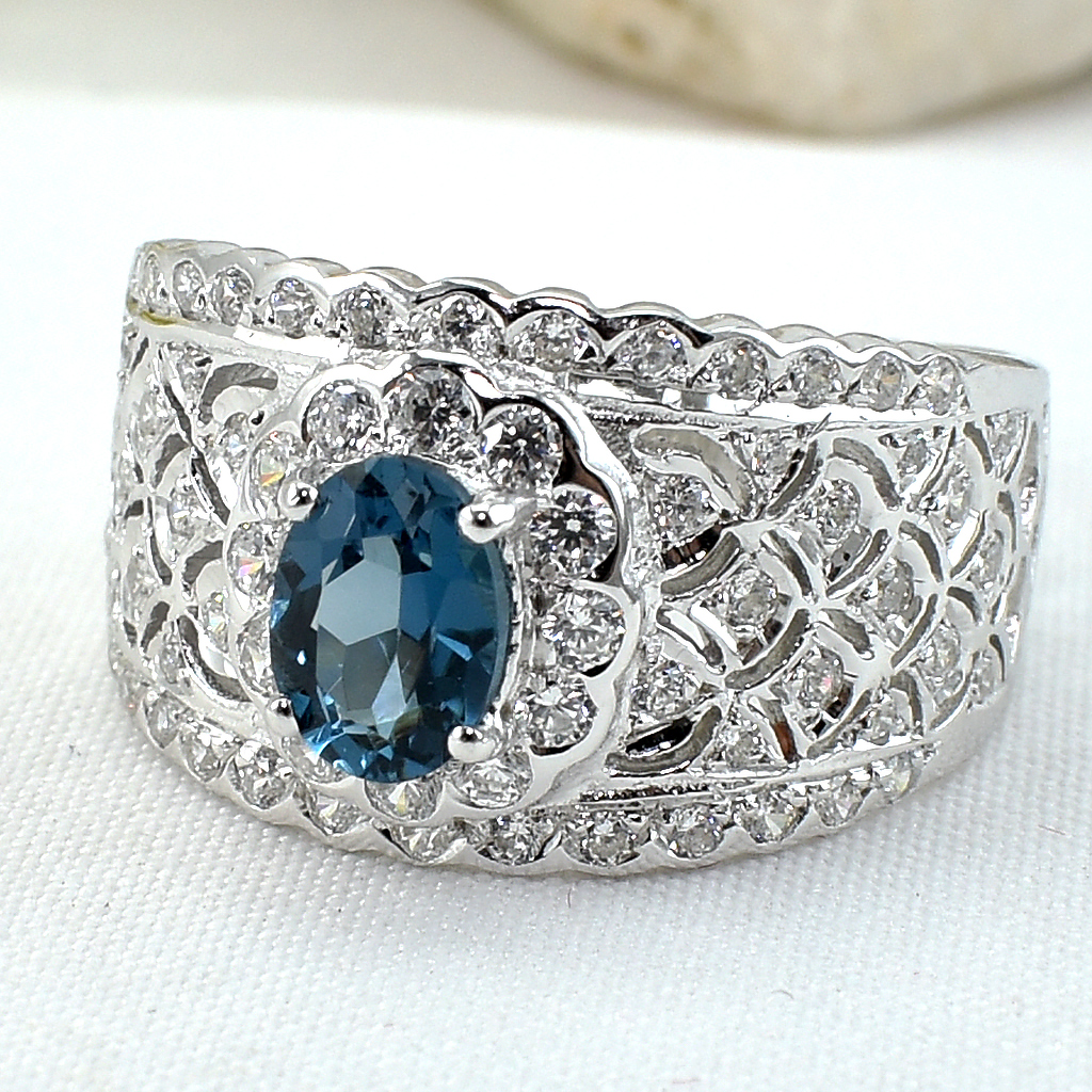 แหวนเงินแท้ราคาถูกชุบทองคำขาว ลอนดอนบลูโทปาซแท้ 1.30 กะรัต เพชรCZ 0.68 กะรัต งานประณีตสวยงาม สั่งผลิตค่ะ