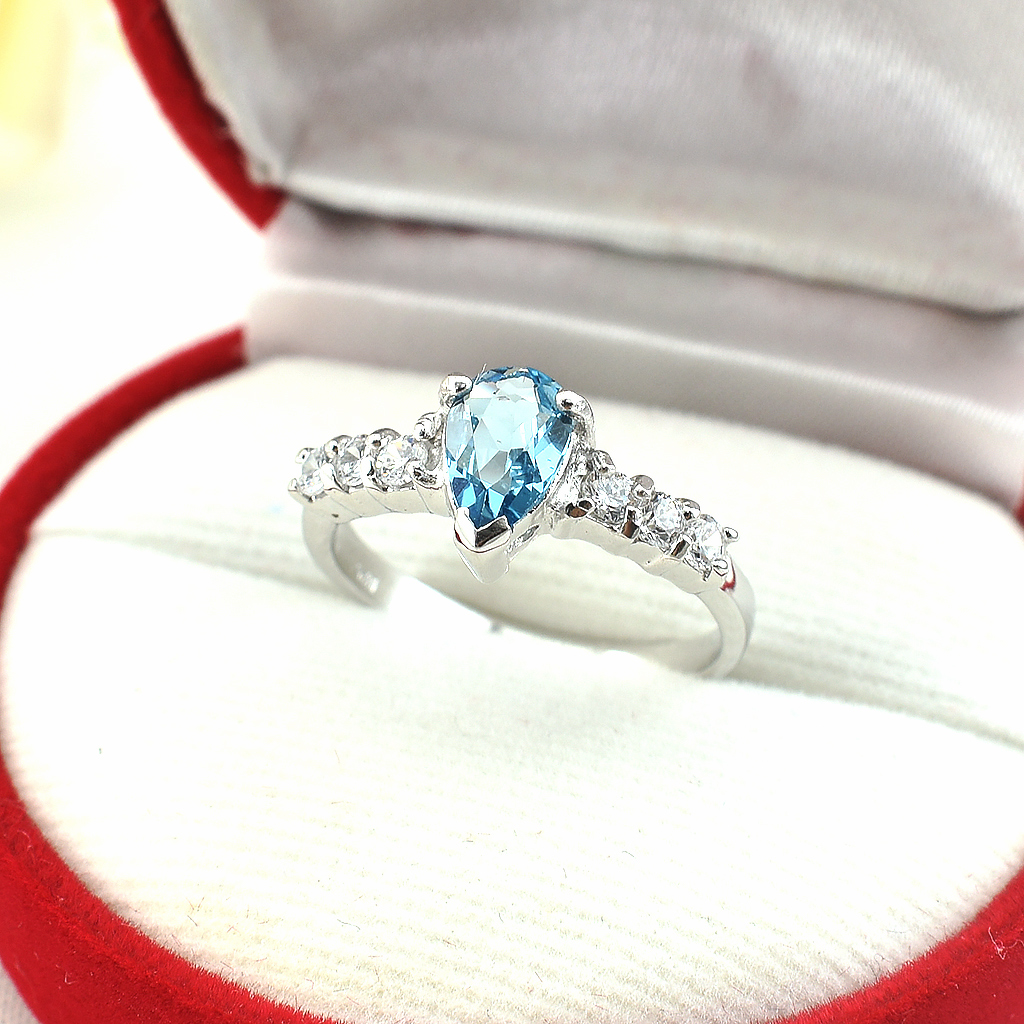 แหวนเงินแท้ราคาถูกชุบทองคำขาว สวิสบลูโทปาซแท้ 1.35 กะรัต เพชรCZ 0.30 กะรัต งานประณีตสวยงาม สั่งผลิตค่ะ