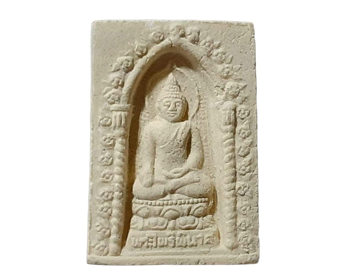 ไพรีพินาศ วัดบวรนิเวศวิหาร กรุงเทพมหานคร เนื้อผง ปี 2534 ขนาด 2.4 x 3.5 cm.