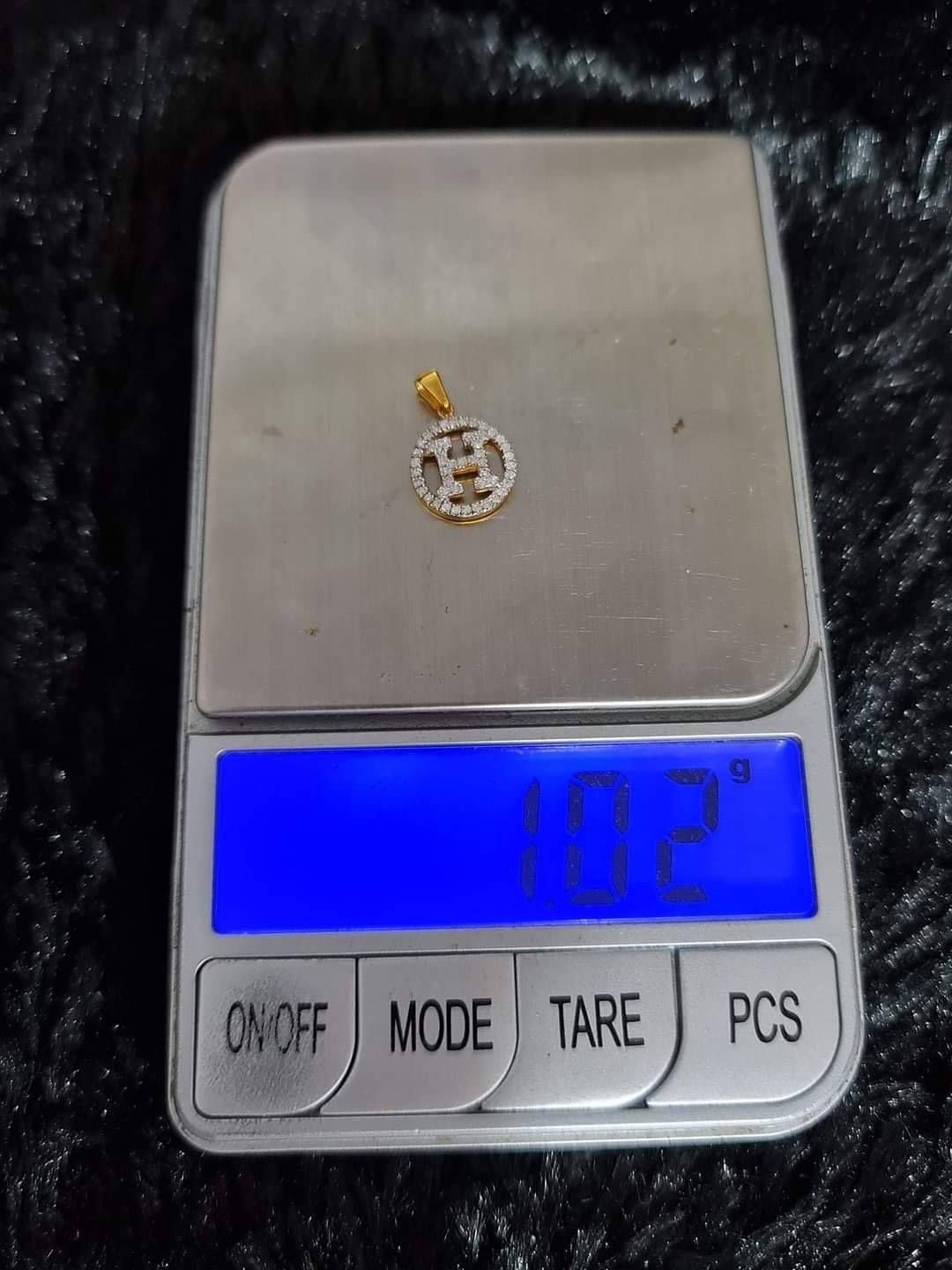 พร้อมส่งและสั่งผลิตจี้เพชรหรูหรา คุณค่าที่คุณคู่ควรสวยมากๆค่ะ ขายดีแบบชนช็อปเลยค่ะ ใส่เที่ยว ออกงาน ทองคำ 9K เพชรกุหลาบแท้ 0.16 กะรัต 48 เม็ด ไม่รวมสร้อย ราคาถูกมาก ส่งฟรี